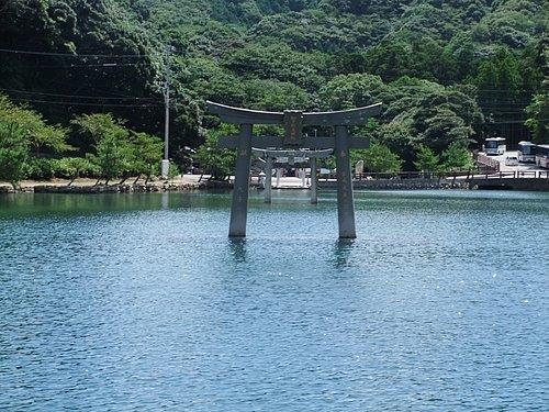 海中に立つ和多都美神社の鳥居