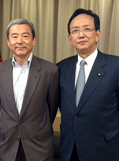 田村明比古観光庁長官（左）と藤野公孝理事長（右）