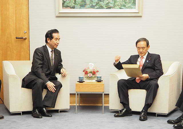 菅義偉官房長官（右）に文化財予算の拡充を要請する山本幸三顧問（左）